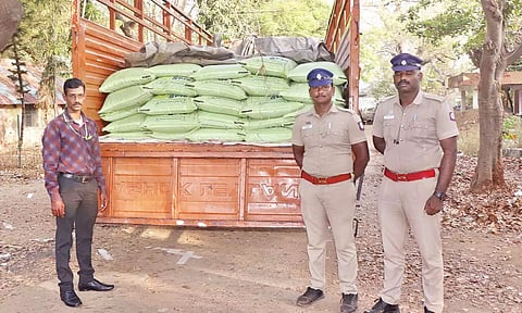 தீவிர சோதனை: உரிய ஆவணமின்றி லாரியில் கொண்டுவரப்பட்ட 240 உர மூட்டைகள் பறிமுதல்