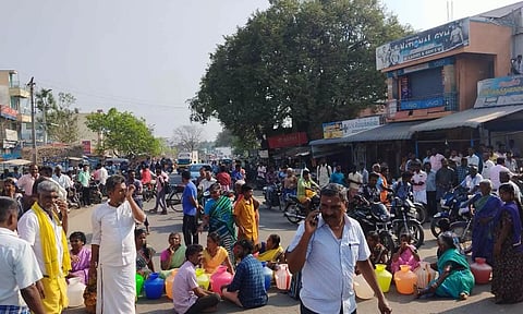 காலி குடங்களுடன் குடிநீர் கேட்டு பொதுமக்கள் சாலை மறியல்