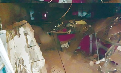 கடையின் மேற்கூரை இடிந்து விழுந்து ரூ.15 லட்சம் மதிப்பிலான செல்போன்கள் சேதம்