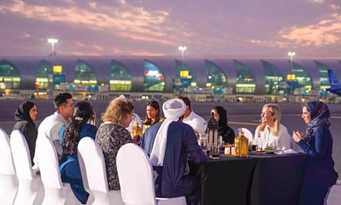 துபாயில் விமான நிலைய ஓடுபாதையில் இப்தார் நிகழ்ச்சி