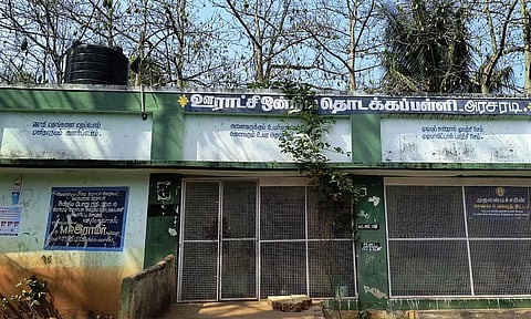 தேர்தல் புறக்கணிப்பு செய்த கிராமத்தில் வாக்குப்பதிவு மையத்தை சீரமைக்க விடாமல் தடுத்த பொதுமக்கள்