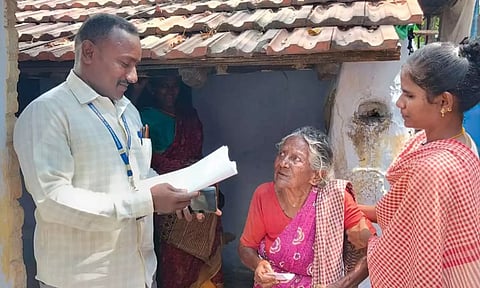 வீடு தேடி வந்து விண்ணப்பம் வழங்கிய வி.ஏ.ஓ.விடம் "என் ஓட்டு உனக்கு தான் பா" என்ற 90 வயது மூதாட்டி