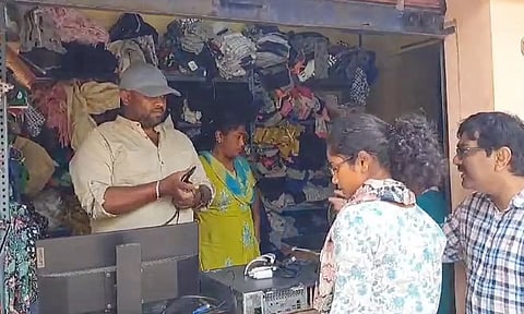 கடனுதவி பெற்று தருவதாக பா.ஜனதா பெண் நிர்வாகி டோக்கன் வினியோகிப்பு- தேர்தல் பறக்கும் படை அதிகாரிகள் போலீசில் புகார்