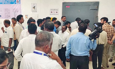 வாக்குப்பதிவு எந்திரம் வைக்கப்பட்ட கதவின் பூட்டை திறக்க முடியாததால் பரபரப்பு