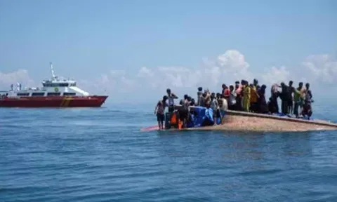 இந்தோனேஷியாவில் அகதிகள் படகு கடலில் கவிழ்ந்தது- 60 பேர் மீட்பு