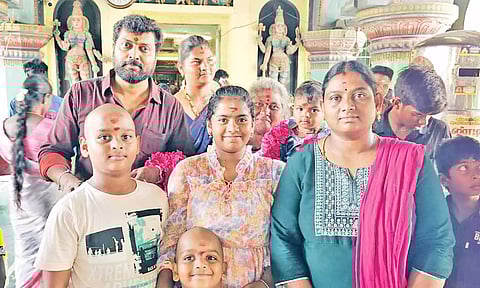 தஞ்சை புன்னைநல்லூர் மாரியம்மன் கோவிலில் நடிகர் நரேன் சாமி தரிசனம்