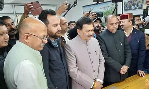 இமாச்சல பிரதேசம்: 3 சுயேட்சை எம்.எல்.ஏ.க்கள் ராஜினாமா - பாஜகவில் இணைய வாய்ப்பு