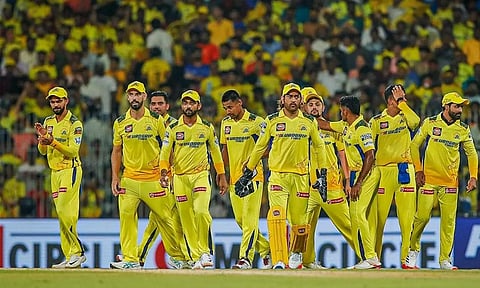 அதிரடியாக தொடங்கிய டு பிளிஸ்சிஸ்: அடுத்தடுத்து விக்கெட் வீழ்த்திய சிஎஸ்கே- 9 ஓவரில் ஆர்சிபி 63/3