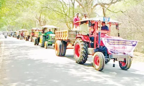 100 சதவீதம் வாக்களிப்பதை வலியுறுத்தி நூதன முறையில் டிராக்டரில் சென்று விழிப்புணர்வு