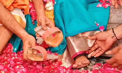 தனது தோலில் செய்யப்பட்ட காலணிகளை தாய்க்கு பரிசாக வழங்கிய ரவுடி