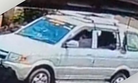 சி.சி.டி.வி கேமராவில் பதிவான காரை படத்தில் காணலாம்