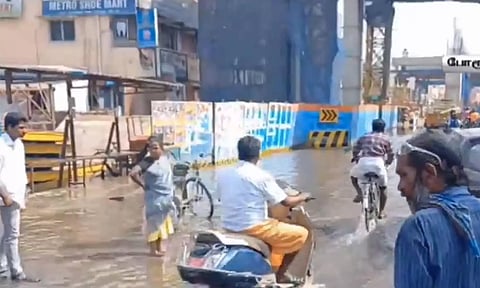 குடிநீர் குழாய் உடைப்பால் சாலையில் ஆறு போல் ஓடும் தண்ணீர்