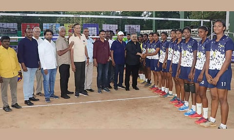 மாநில அளவிலான கைப்பந்து போட்டி: வருமானவரி, தெற்கு ரெயில்வே அணிகள் வெற்றி