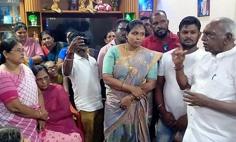 குளச்சலில் சிறை பிடிக்கப்பட்ட மீனவர்கள் குடும்பத்திற்கு பொன்.ராதாகிருஷ்ணன் ஆறுதல்