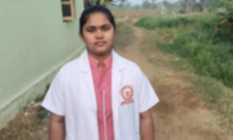 தவறான சிகிச்சையால் சுயநினைவை இழந்த செவிலியர் மாணவி