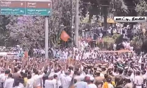 ஒரே நேரத்தில் திரண்ட அ.தி.மு.க. - பா.ஜ.க. தொண்டர்கள் - தள்ளுமுள்ளு - தடியடி