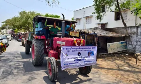 பொதுமக்கள் 100 சதவீதம் வாக்களிக்க டிராக்டர் மூலம் விழிப்புணர்வு பேரணி