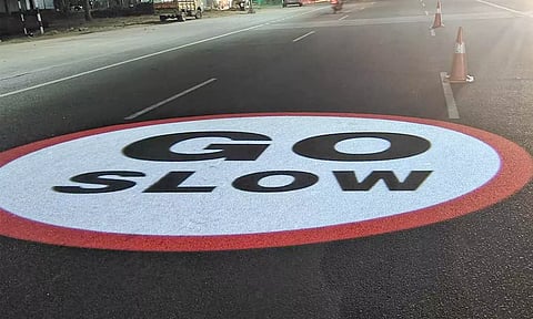 சாலை நடுவில் மிளிரும் 'மெதுவாக செல்லுங்கள்' வாசகம்- இரவு நேரங்களில் விபத்து தடுக்க நடவடிக்கை