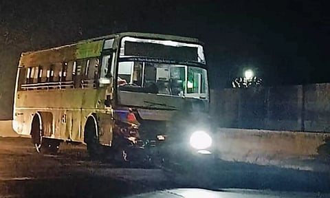 பண்ருட்டி ரெயில்வே மேம்பாலத்தில் நடுவழியில் பழுதாகி நின்ற அரசு பஸ்