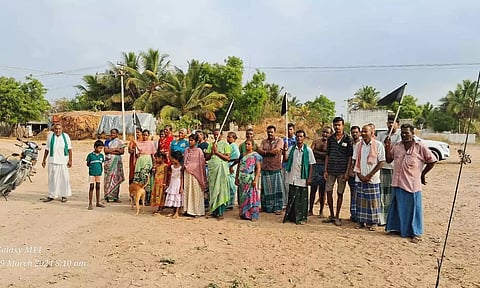 உப்பாறு அணைக்கு தண்ணீர் திறக்க கோரி தாராபுரத்தில் வீடுகளில் கருப்பு கொடி ஏற்றி விவசாயிகள் போராட்டம்