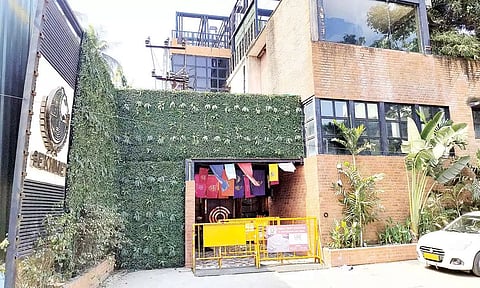 சென்னை, ஆழ்வார்பேட்டை மதுபான விடுதியில் நேற்று இரவு மேற்கூரை இடிந்து 3 பேர் பலியானதையொட்டி விடுதியை ‘சீல்’ வைத்து போலீஸ் பாதுகாப்பு போடப்பட்டுள்ளதை காணலாம்.