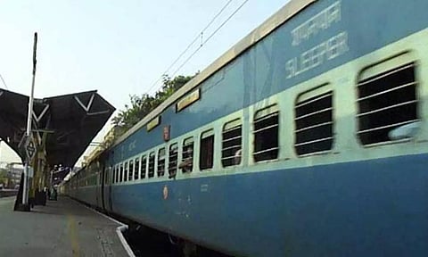 சென்னை ரெயிலில் சிக்கி கல்லூரி மாணவர்-தொழிலாளி பலி