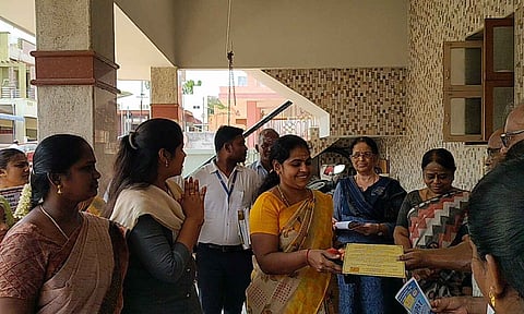 வாக்காளர்களுக்கு வெற்றிலை, பாக்குடன் அழைப்பு: 100 சதவீத வாக்குப்பதிவை வலியுறுத்தும் வகையில் விழிப்புணர்வு