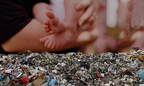 இறந்த நிலையில் குப்பையில் வீசப்பட்ட பெண் சிசு- போலீசார் விசாரணை