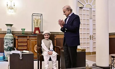 பாகிஸ்தான் பிரதமர் நாற்காலியில் அமர்ந்த சிறுவன்