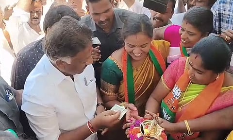 ஆரத்தி எடுத்த பெண்ணுக்கு ரூ.2000 வழங்கிய ஓ.பி.எஸ்.- சமூக வலைதளத்தில் வீடியோ வைரலானதால் பரபரப்பு