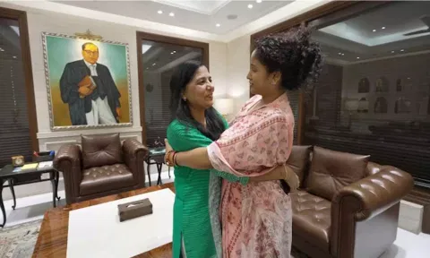 டெல்லி முதல்வரின் மனைவியை சந்தித்த ஜார்கண்ட் முதல்வரின் மனைவி