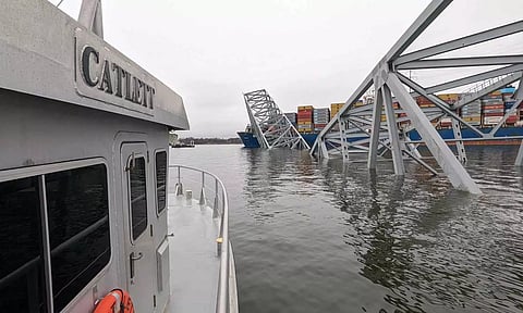 அமெரிக்க ஆற்றில் சரிந்து விழுந்த பாலம் - 200 டன் பாகங்கள் மீட்பு