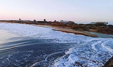 தனுஷ்கோடி எம்.ஆர்.சத்திரம் பகுதியில் தடுப்புச் சுவர் வரை கடல் நீர் புகுந்த காட்சி.