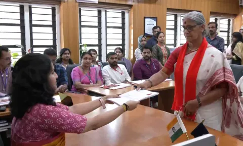 வயநாடு தொகுதியில் போட்டியிட கம்யூனிஸ்ட் கட்சி வேட்பாளர் ஆனி ராஜா வேட்பு மனு தாக்கல்