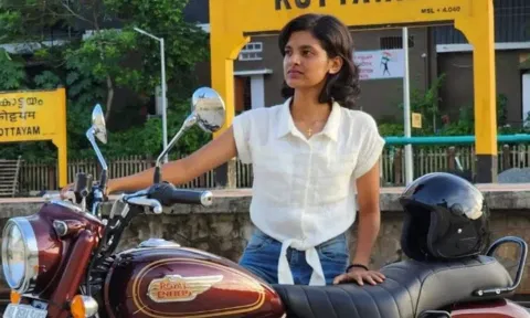ராயல் என்பீல்டு மோட்டார்சைக்கிளுடன் மாணவி தியா ஜோசப்