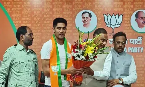 குத்துச்சண்டை வீரர் விஜேந்தர் சிங், காங்கிரசில் இருந்து விலகி பாஜகவில் இணைந்தார்