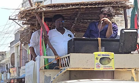 சுட்டெரிக்கும் வெயிலை சமாளிக்க வாகனத்தில் தென்னை ஓலை பந்தல் அமைத்து மன்சூர் அலிகான் பிரசாரம் செய்த போது எடுத்த படம்.