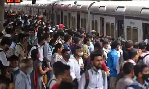 மதுராந்தகம் அருகே சிக்னல் கோளாறு- விரைவு ரெயில்கள் நிறுத்தம்