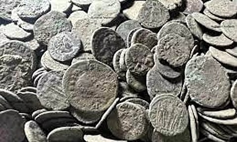 அகழ்வாராய்ச்சி: புத்தர் கோவிலில் குவிந்து கிடந்த பழங்கால நாணயங்கள்