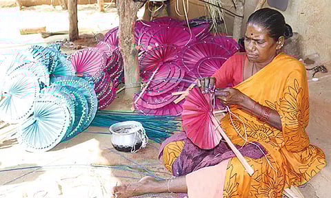 திருத்தணியில் கோடை வெயிலுக்கு இதமான பனை ஓலை விசிறி தயாரிப்பு அதிகரிப்பு