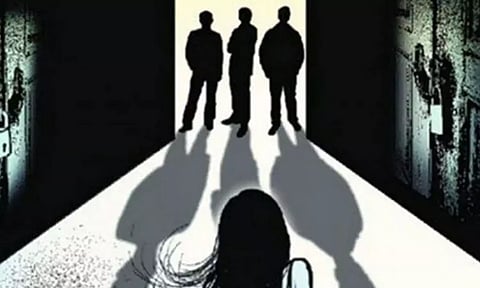 காதலனை கட்டிப்போட்டு இளம்பெண் பலாத்காரம்- 2 வாலிபர்கள் கைது