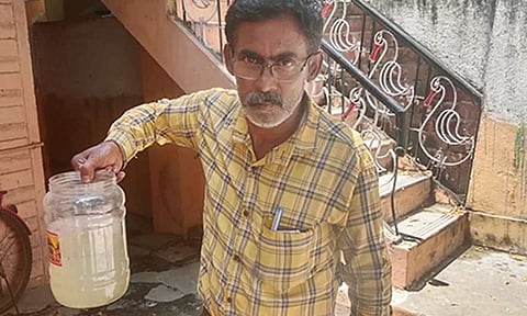 குடிதண்ணீரில் கழிவுநீர் கலந்ததால் தவிக்கும் மக்கள்- நிலத்தடி நீரிலும் சேர்ந்து துர்நாற்றம்