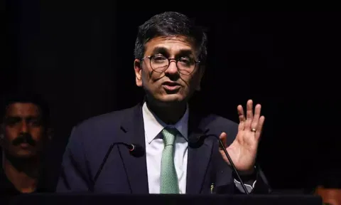 வழக்கறிஞர்கள் அரசியலமைப்பை தனது சொந்த கருத்துக்களை விட மேலாக வைக்க வேண்டும்- தலைமை நீதிபதி