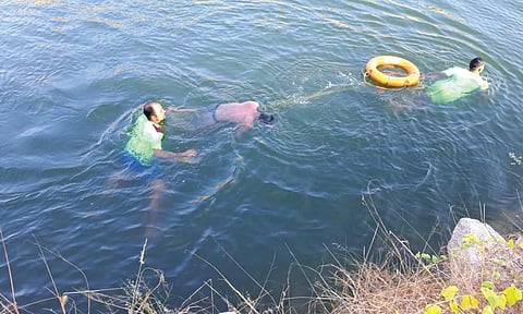 கல்குவாரியில் தேங்கி கிடந்த தண்ணீரில் மூழ்கி 2 வாலிபர்கள் பலி