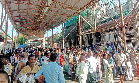 திருச்செந்தூரில் பக்தர்கள் நீண்ட வரிசையில் நின்று சுவாமி தரிசனம்