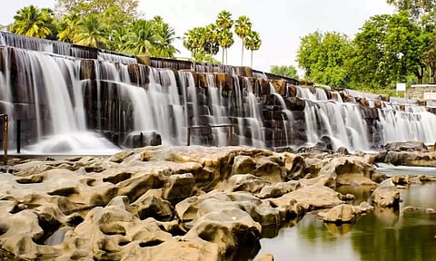 தண்ணீர் இன்றி பாறைகளாக தெரியும் கொடிவேரி தடுப்பணை- சுற்றுலா பயணிகள் ஏமாற்றம்