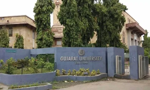 நமாஸ் செய்தவர்கள் தாக்கப்பட்ட விவகாரம் - மாணவர்களுக்கு நோட்டீஸ் கொடுத்த குஜராத் பல்கலை