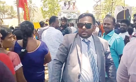 'தம்பி துபாயா, முதல்ல கூலிங் கிளாஸ் போடுங்க': ஓ.பி.எஸ். பிரசாரத்தில் பரபரப்பை ஏற்படுத்திய கோட்-சூட் வாலிபர்