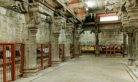 தனிச்சிறப்பு பெற்ற 8 கொடி மரம்