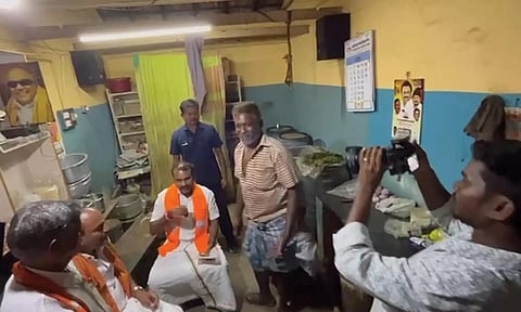 தி.மு.க. தொண்டரின் கடையில் டீக்குடித்த எல்.முருகன்